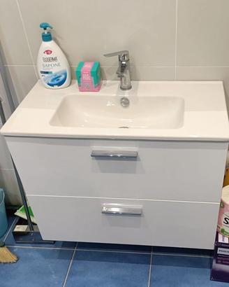 Mobile bagno sospeso bianco con lavabo e specchio