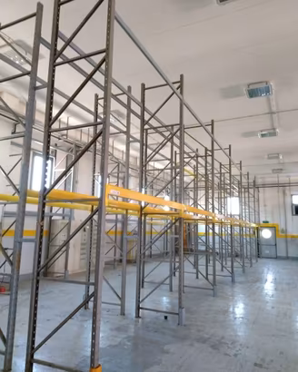 Scaffalatura industriale professionale – stock