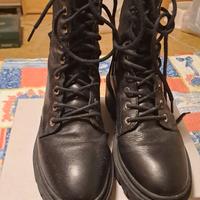 Stivaletti neri alla caviglia con stringhe