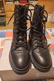 Stivaletti neri alla caviglia con stringhe