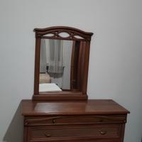 specchio con comò camera da letto 