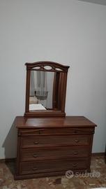 specchio con comò camera da letto 