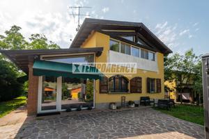 VILLA INDIPENDENTE CON GIARDINO A PRIGNANO SULLA S