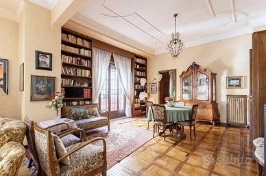 Appartamento di 294 m² con più di 5 locali e box a