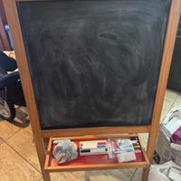 Lavagna con gessi e pennarelli