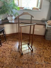 Omino porta abiti in legno