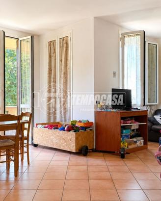 QUADRILOCALE CON DOPPI SERVIZI, TRE BALCONI E BOX