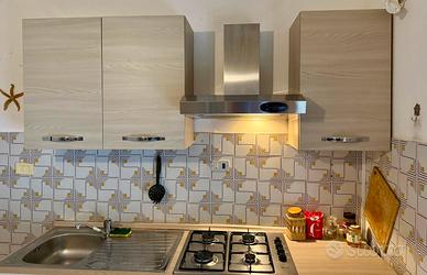 Cucina completa + tavolo da cucina e 4 sedie