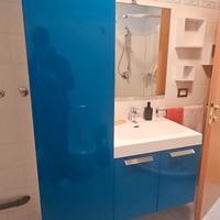 Mobile bagno con lavabo, specchio e colonna
