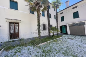 Casa indipendente di 278 m² con più di 5 locali e 