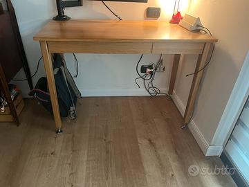 Scrivania in legno