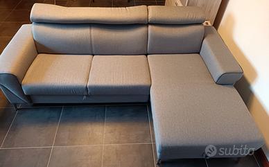Divano letto angolare grigio con penisola