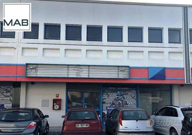 Immobile di 1050 m² con 1 locale a Nola