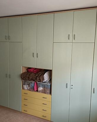 Armadio a 9 ante con cassetti.