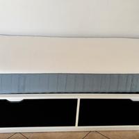 Letto singolo compresso di materasso .