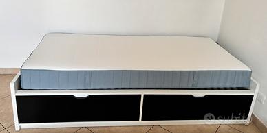 Letto singolo compresso di materasso .