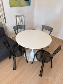 Tavolo con sedie e lampadario Ikea