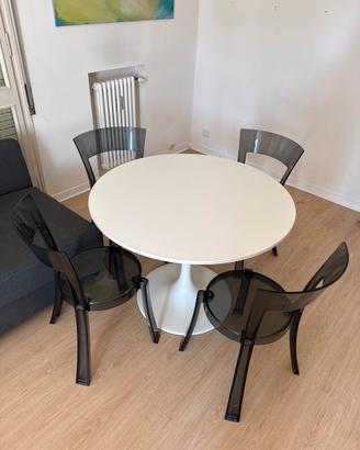 Tavolo con sedie e lampadario Ikea