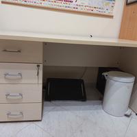 scrivania legno chiaro con cassetti