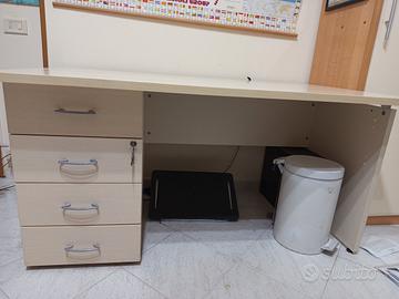 scrivania legno chiaro con cassetti