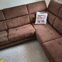 Mobili del salotto grigio e marrone