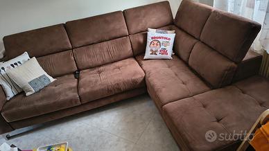 Mobili del salotto grigio e marrone