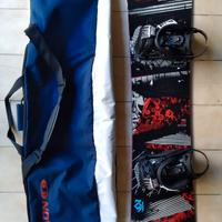 Snowboard K2 con attacchi Northwave e sacca