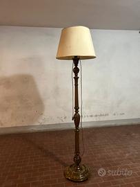 Lampada vintage in legno con paralume