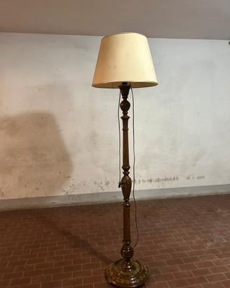 Lampada vintage in legno con paralume
