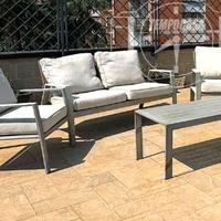 Tavolo con sedie due poltrone tavolino e divanetto