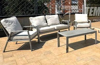 Tavolo con sedie due poltrone tavolino e divanetto