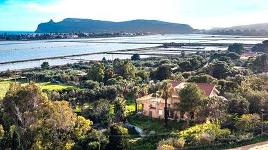 Panoramica villa su lotto di 11.800 mq