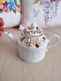 Capodimonte teiera porcellana con fiori in rilievo