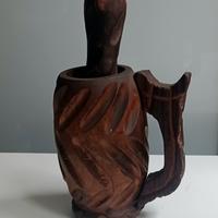 Mortaio con pestello in legno intagliato