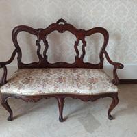 Divanetto d’Epoca Luigi XV -Noce Intagliato a Mano