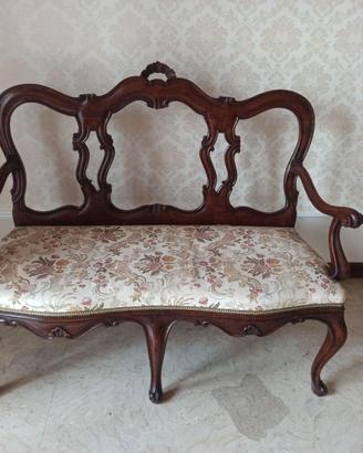 Divanetto d’Epoca Luigi XV -Noce Intagliato a Mano