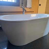 Vasca freestanding completa di miscelatore