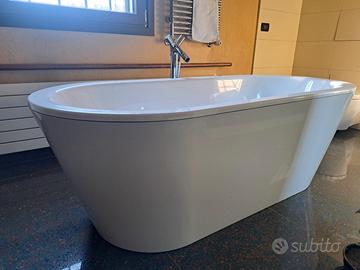 Vasca freestanding completa di miscelatore