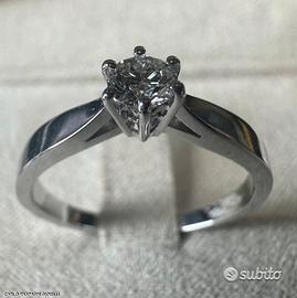 ANELLO SOLITARIO ORO BIANCO 18kt. CON DIAMANTE