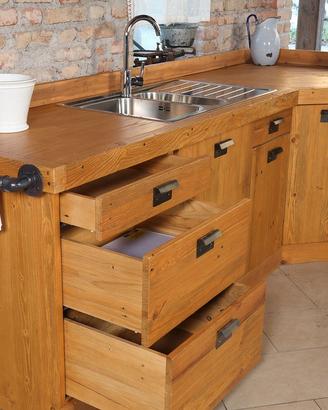 Cucina angolare in legno massello su misura