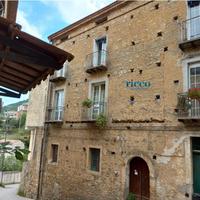 Palazzo indipendente su più livelli