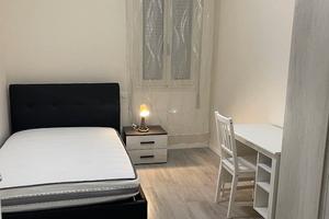 Ad.ze Policlinico: camera arredata