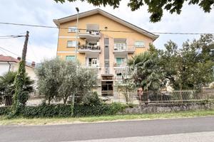 TRILOCALE CON BOX A GIARDINO