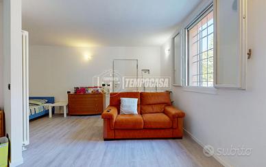 Monolocale ristrutturato con cantina e comodi parc