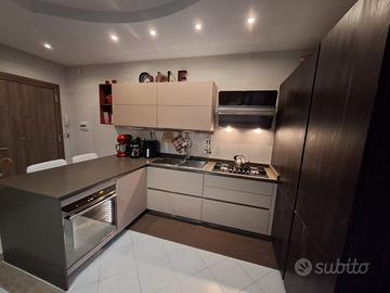 Cucina, camera da letto, parete attrezzata, divano