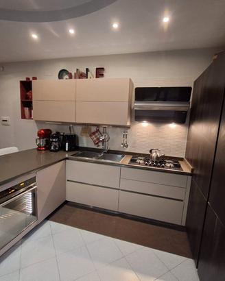Cucina, camera da letto, parete attrezzata, divano