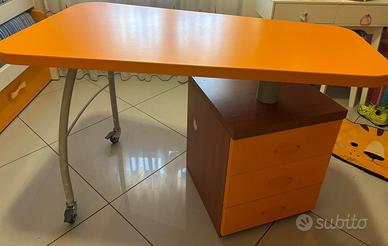 Scrivania artigianale in legno con sedia