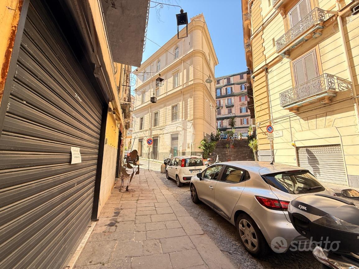 NEGOZIO A NAPOLI - Vista 3
