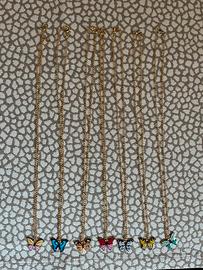 7 Collanine bijoux dorate con farfalline colorate