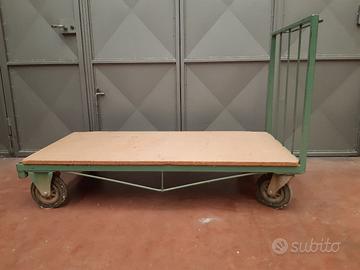 Carrello con due ruote girevoli